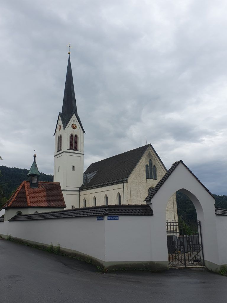 Die Kirche St. Josef erhebt sich majestätisch auf dem Kirchhügel der Gemeinde und wird von einem untermauerten Friedhof umgeben. <span class="copyright">MEC</span>