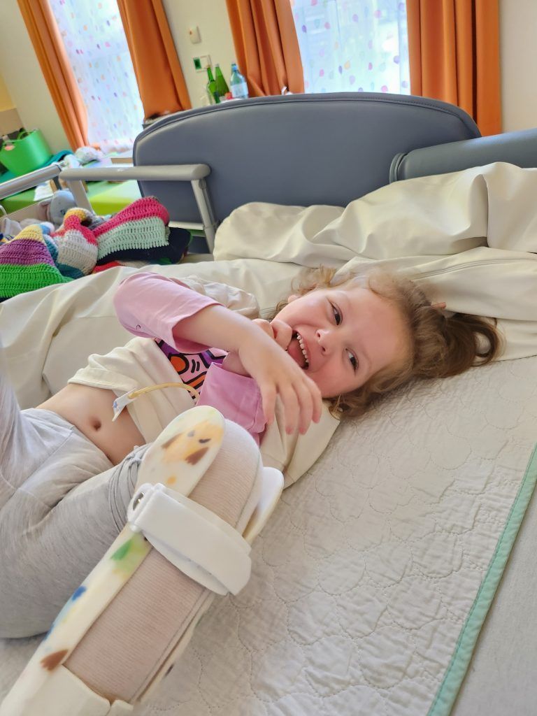 Das Mädchen liegt seit Wochen im Krankenhaus und ist nun auf Reha in Salzburg. Mama Sandra ist rund um die Uhr bei ihr.
