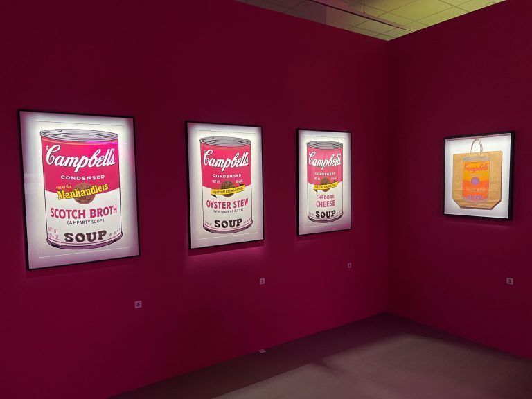 Warhols Kunstwerke zeigen häufig Ikonen der Massenkultur wie Marilyn Monroe, Campbell's Suppendosen und Coca-Cola-Flaschen.   <span class="copyright">Andreas Marte</span>