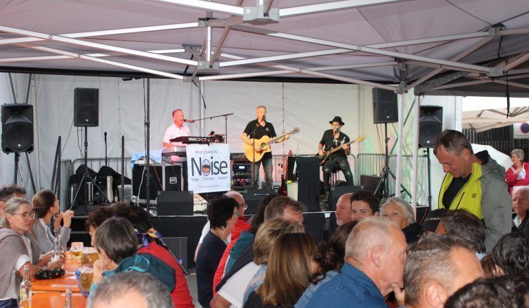 Die Mitglieder der Vorarlberger Band Noise – in Alberschwende gute Bekannte – sorgten für Stimmung und spielten das Regenwetter förmlich weg.