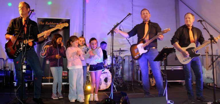 Auf der Bühne zogen die Rubberneckers – Jochen Grabher, Gerd Kaindlsdorfer, Bernd Moosbrugger und Werner Hirschfeld – einmal mehr alle Register ihres Könnens und präsentierten Hits der Sixties. Da durfte auch das jüngste Publikum schon mal auf die Bühne und mitklatschen und mitsingen.