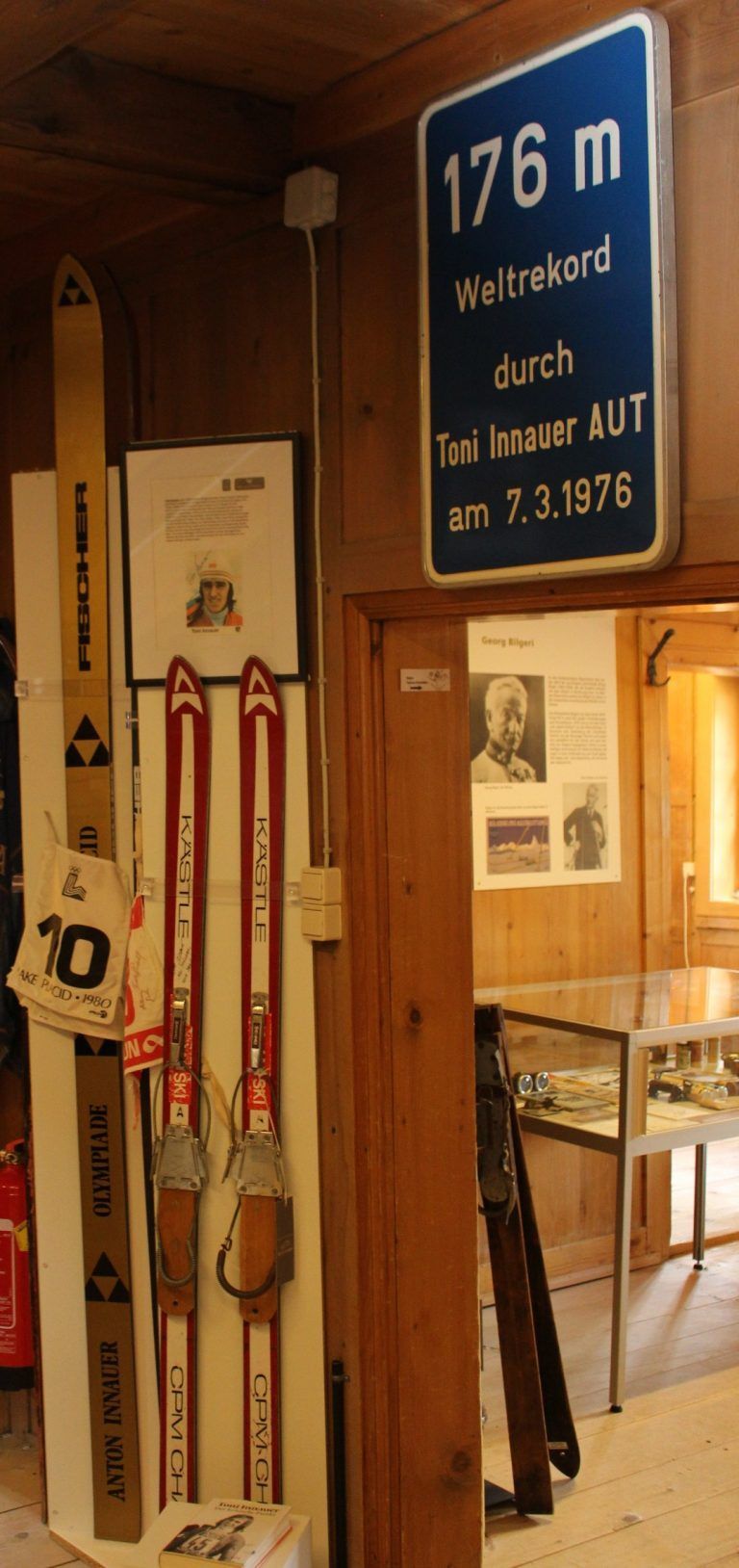 „In zähen Verhandlungen“ konnte Christian Lingenhöle dem Skiclub Oberstdorf Toni Innauers „Weltrekord-Tafel“ abluchsen.