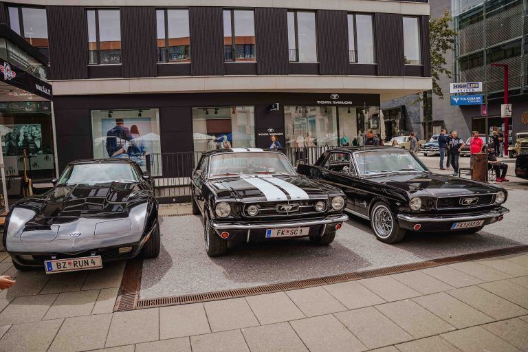 Der US-Car Friends Rheintal zieht Freunde sportlicher Muscle Cars magisch an.
