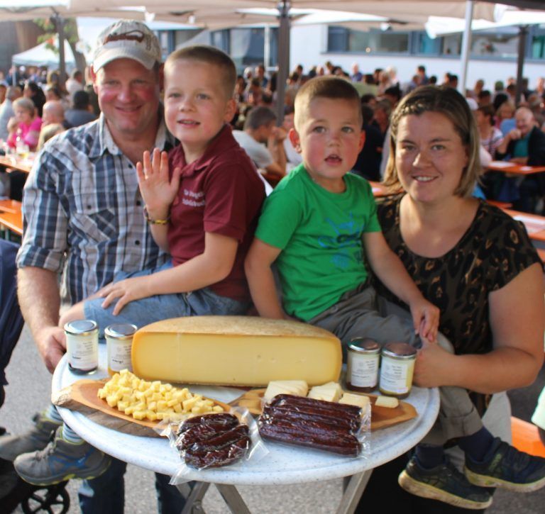 Den 13. Sommer verbringt Martin Flatz – inzwischen mit Familie – auf der Alpe Leugher. Beim Käsklatsch präsentierten sie ihre Älpler-Produkte.
