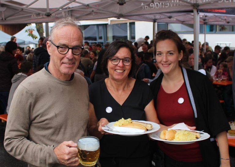 Nach 20 Jahren Lehrtätigkeit in München ging Hermann Kaufmann (im Bild mit seinen „Service-Kolleginnen" Franziska Dür und Amanda Hinteregger) als Uni-Professor in Pension und suchte einen Ausgleich. Dabei landete er als „Spätberufener“ vor gut zwei Jahren bei den Liedermännern. „Dass ich dabei einmal im Service landen würde, hätte ich nicht einmal im Traum gedacht“, schmunzelte der „Käsklatsch-Kellner“ und fügte hinzu, dass „es unheimlich Spaß macht, obwohl einige Meter als Laufpensum zusammen kommen . . .“