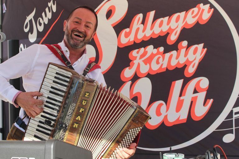 Schlager König Wolfi unterhielt die zahlreichen Gäste musikalisch.