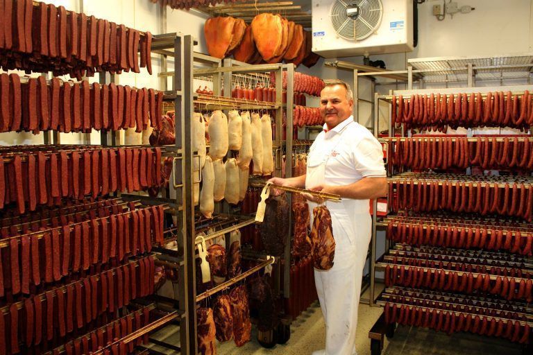 Besonders stolz ist der „Metzger aus Leidenschaft“, dass er als erster Vorarlberger Betrieb in der Produktion auf Gluten, Allergene und Geschmackverstärker verzichtet hat.