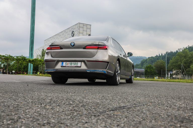 5,4 Meter lang: Den i7 gibt es ausschließlich mit langem Radstand.