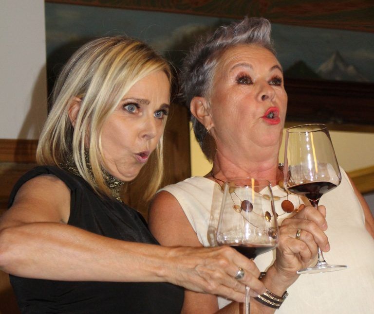 Dagmar und Gabi gratulierten dem Jubilar mit dessen Lieblingslied.
