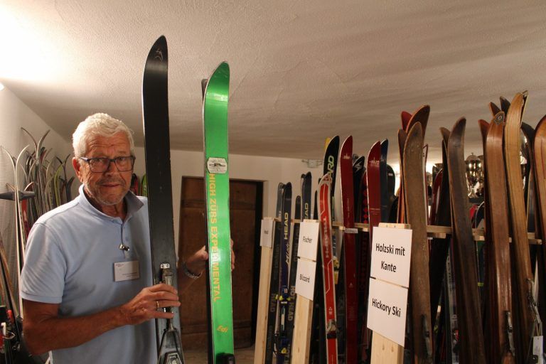 Im Depot wird auch die Skigeschichte dokumentiert – von einfachen „Skandinavischen Latten“ über Holzski mit Stahlkanten, Hickory-Ski, Metallski und Kunststoffski bis zu Sondermodellen wie dem High Zürs Experimental.