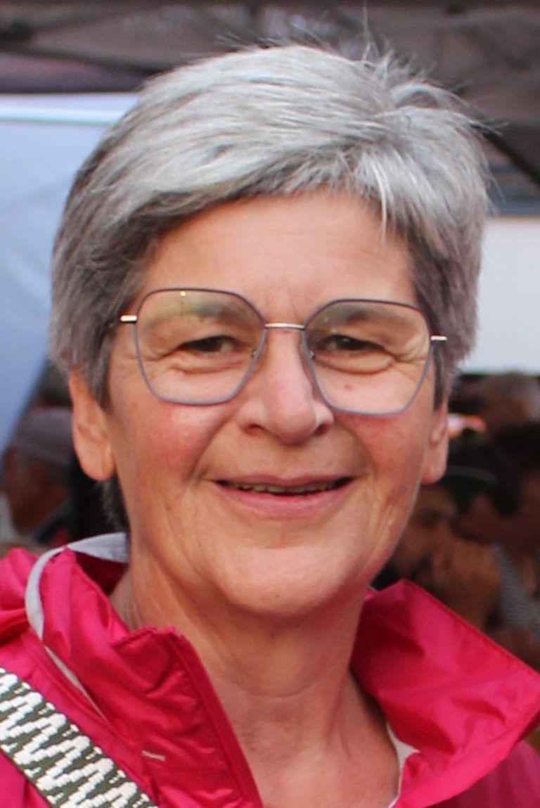 Elisabeth Berlinger vom Bürgerservice und Tourismusbüro der Gemeinde hat 2018 von Gustl Eiler die Käsklatsch-Organisation übernommen und ist erleichtert, dass nach der Corona-Zwangspause wieder Normalität einkehrt. „Der Käsklatsch hat nichts an Beliebtheit eingebüßt. Das ist Ansporn dazu, 2024 wieder mehr Abende zu organisieren.“