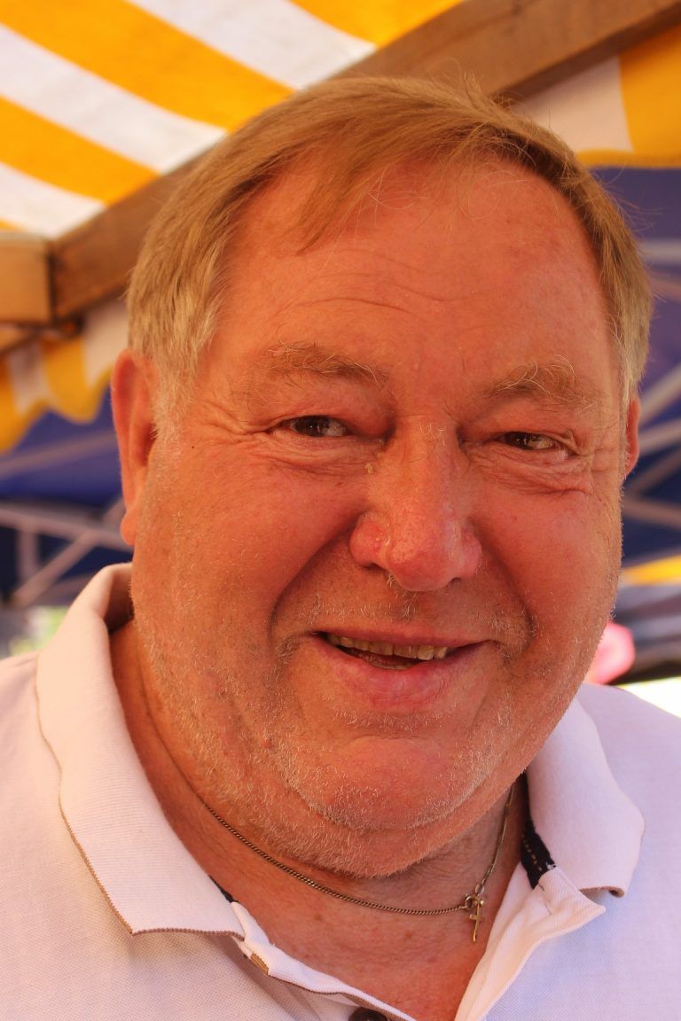 Der Schwarzacher Altbürgermeister Helmut Leite war länger nicht mehr zu Besuch beim Wolfurter Markt, jetzt aber überzeugt, „dass ich den richtigen Tag ausgesucht habe, um bei einem gemütlichen Hock ins Wochenende zu starten, mit Freunden und Bekannten zu plaudern und nebenbei noch eine Uraufführung miterleben durfte.“