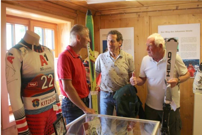 Nach der Sonderausstellung „Strolz &amp; Strolz“ (auf dem Bild von der Eröffnung 2022 fachsimpelt Hubert Strolz mit Werner Bleiner und Udo Albl) gibt es dasselbe ab Herbst auch für Ortlieb &amp; Ortlieb.   