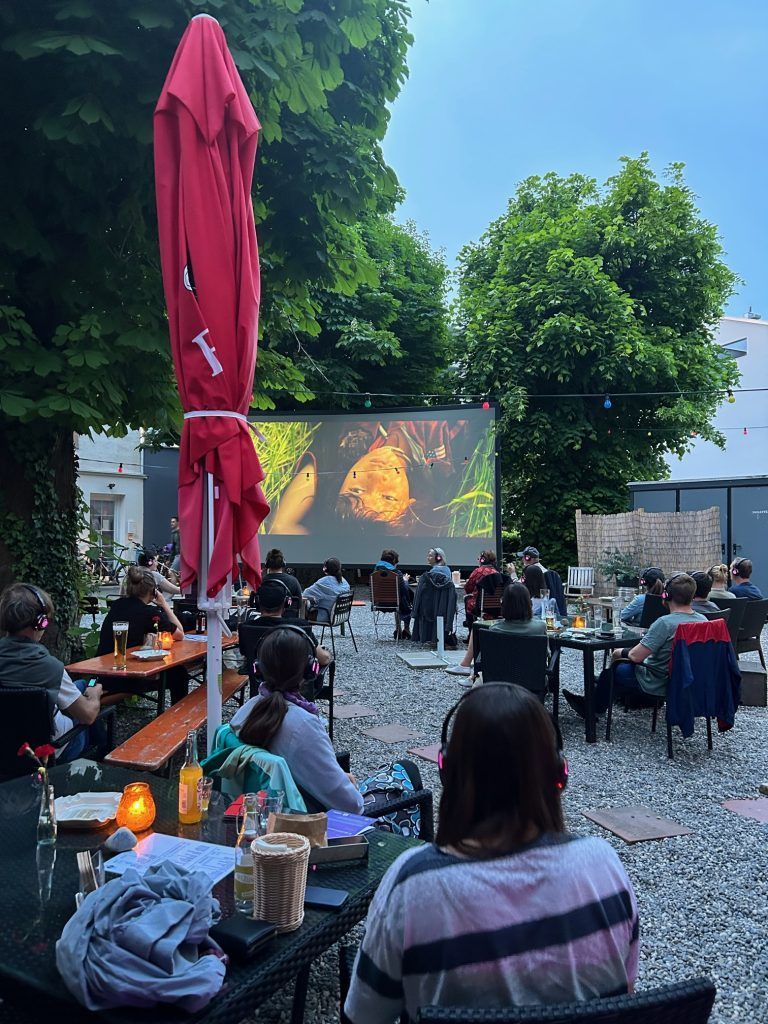Die Kinoveranstaltung wird von der unabhängigen Streaming-Plattform „Behind the Tree“ organisiert. Honolulu Hotel