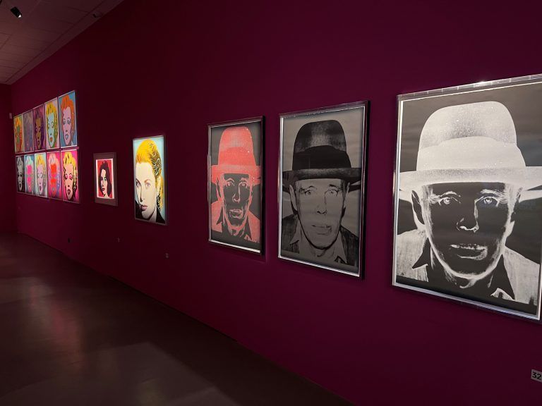 Warhols exzentrisches Auftreten und sein eigenwilliger Stil machten ihn zu einer öffentlichen Figur.<span class="copyright">Andreas Marte</span>  