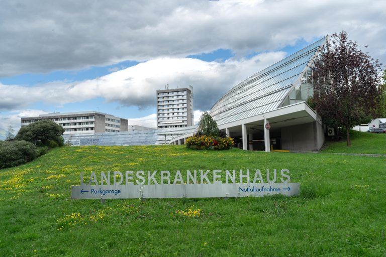 ABD0020_20230803 – FELDKIRCH – STERREICH: ZU APA0362 VOM 2.8.2023 – Die Staatsanwaltschaft Feldkirch ermittelt im Zusammenhang mit der Vorarlberger Krankenhaus-Betriebsgesellschaft (KHBG) wegen schweren Betrugs mit einer Schadenssumme in Millionenhhe. Im Bild: Das Landeskrankenhaus Feldkirch aufgenommen am Donnerstag, 3. August 2023. – FOTO: APA/DIETMAR STIPLOVSEK