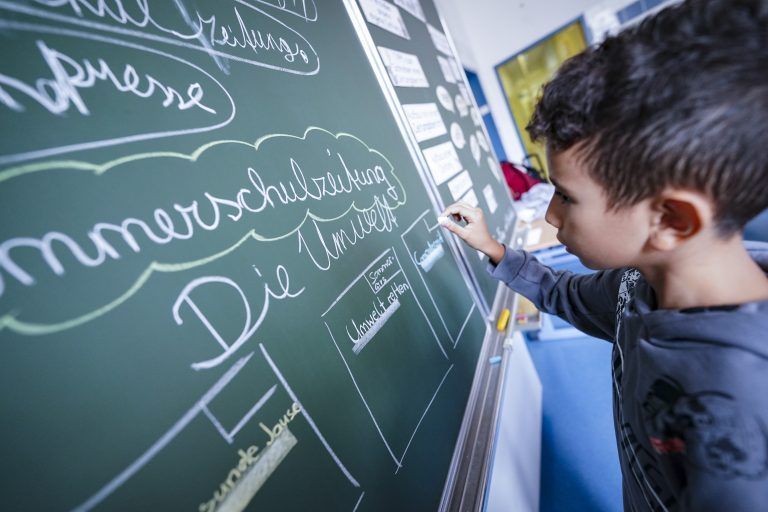 Immer mehr Kinder leben in Haushalten, die Hilfe brauchen, berichtet die Caritas. Damit ist auch ihre Teilhabe am gesellschaftlichen Leben gefährdet. <span class="copyright">Foto: APA <span class="media-container dcx_media_rtab" data-dcx_media_config="{}" data-dcx_media_type="rtab"> </span></span>