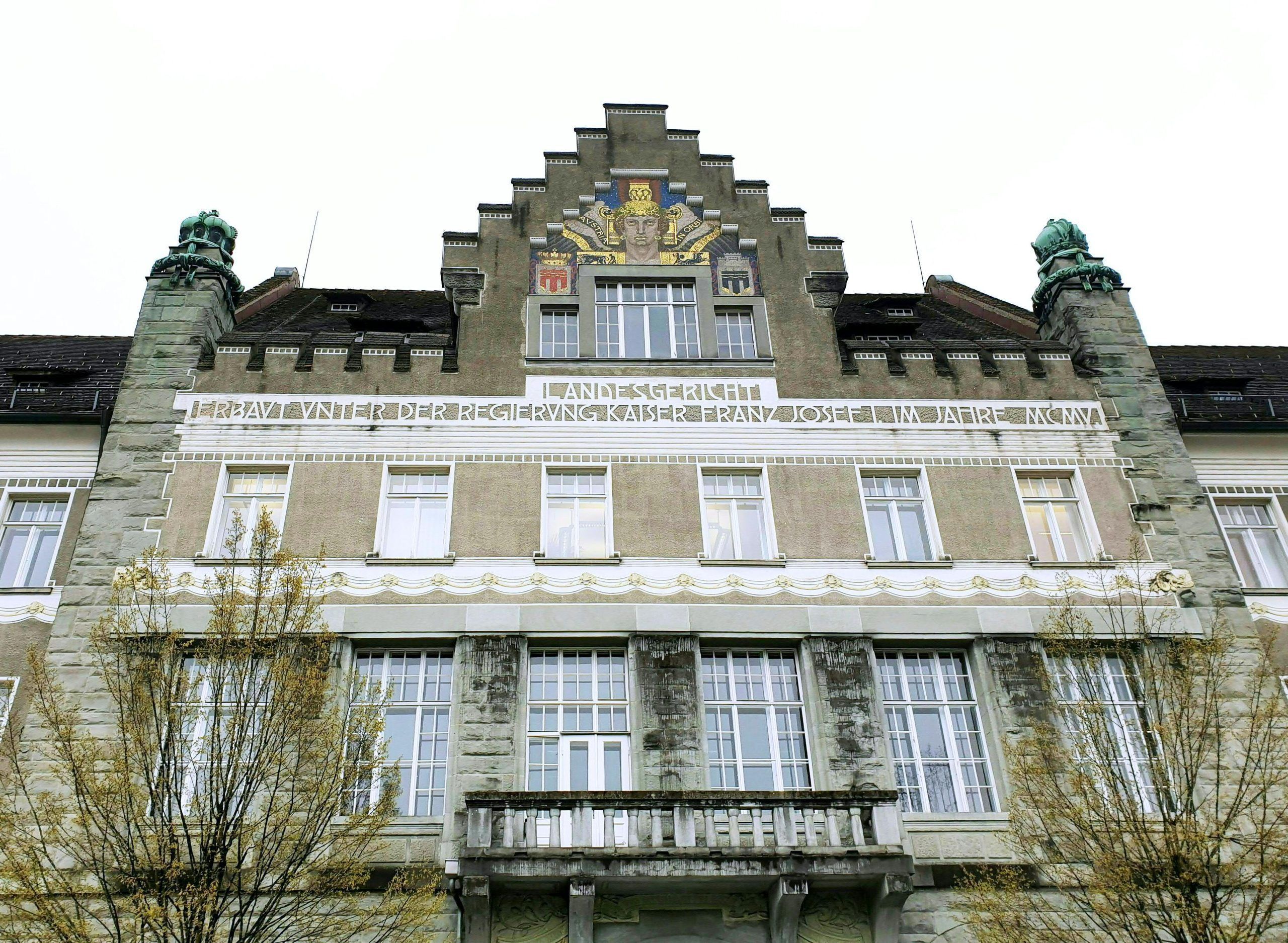 <p class="caption">Der Angeklagte warf seiner 31-jährigen Konkurrentin am Landesgericht Feldkirch vor, ihm seine Mitarbeiter auf unmenschliche Art und Weise abgeworben zu haben.<span class="media-container dcx_media_rtab" data-dcx_media_config="{}" data-dcx_media_type="rtab"> </span><span class="marker">APA</span></p>
