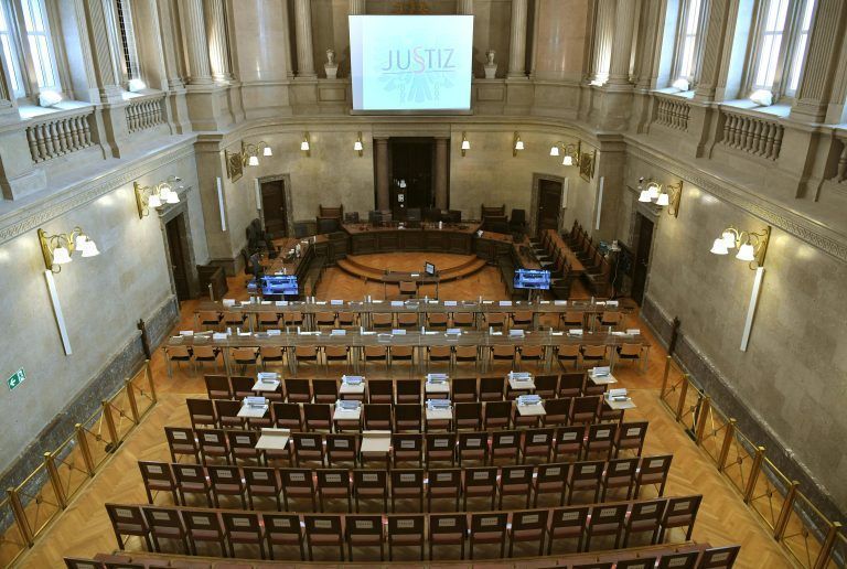 Der Schauplatz des Strafprozesses gegen Sebastian Kurz, dessen ehemaligen Kabinettschef Bernhard Bonelli, und Betttina Glatz-Kremsner, Ex-Generaldirektorin der Casinos Austria: Der große Schwurgerichtssaal am Wiener Straflandesgericht. <span class="copyright">APA/Roland Schlager</span>