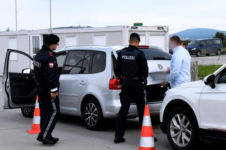An der Grenze zur Slowakei wird wieder kontrolliert. Damit reagiert Österreich auf Tschechien und Polen. APA (2)