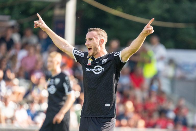 Mike Bähre jubelt: Spät aber doch wurden die Altacher für ihr engagiertes Spiel belohnt.<span class="copyright">apa</span>