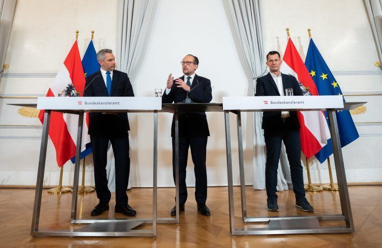 Am 14. November 2021 verkündeten der damalige Innenminister Karl Nehammer, der damalige Bundeskanzler Alexander Schallenberg und der damalige Gesundheitsminister Wolfgang Mückstein (v.l.n.r.) den „Lockdown für Ungeimpfte“.<span class="copyright"> APA/Georg Hochmuth</span>