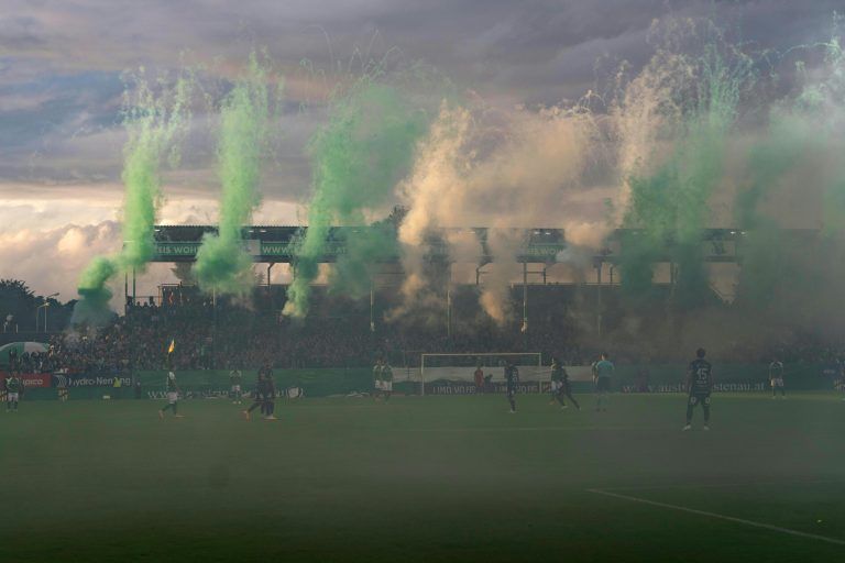 ABD0192_20230826 – LUSTENAU –
STERREICH: Lustenau-Fans am Samstag, 26. August 2023, im Rahmen der Admiral Bundesliga-Begegnung, 5. Runde, zwischen SC Austria Lustenau und Cashpoint SCR Altach in Lustenau. – FOTO: APA/DIETMAR STIPLOVSEK