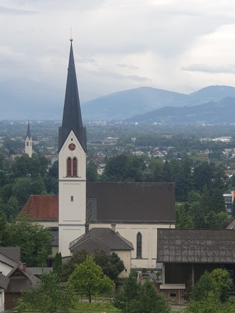 Das imposante Gotteshaus thront majestätisch als Blickfang auf dem Kirchhügel im Osten der Gemeinde. <span class="copyright">MEC</span>