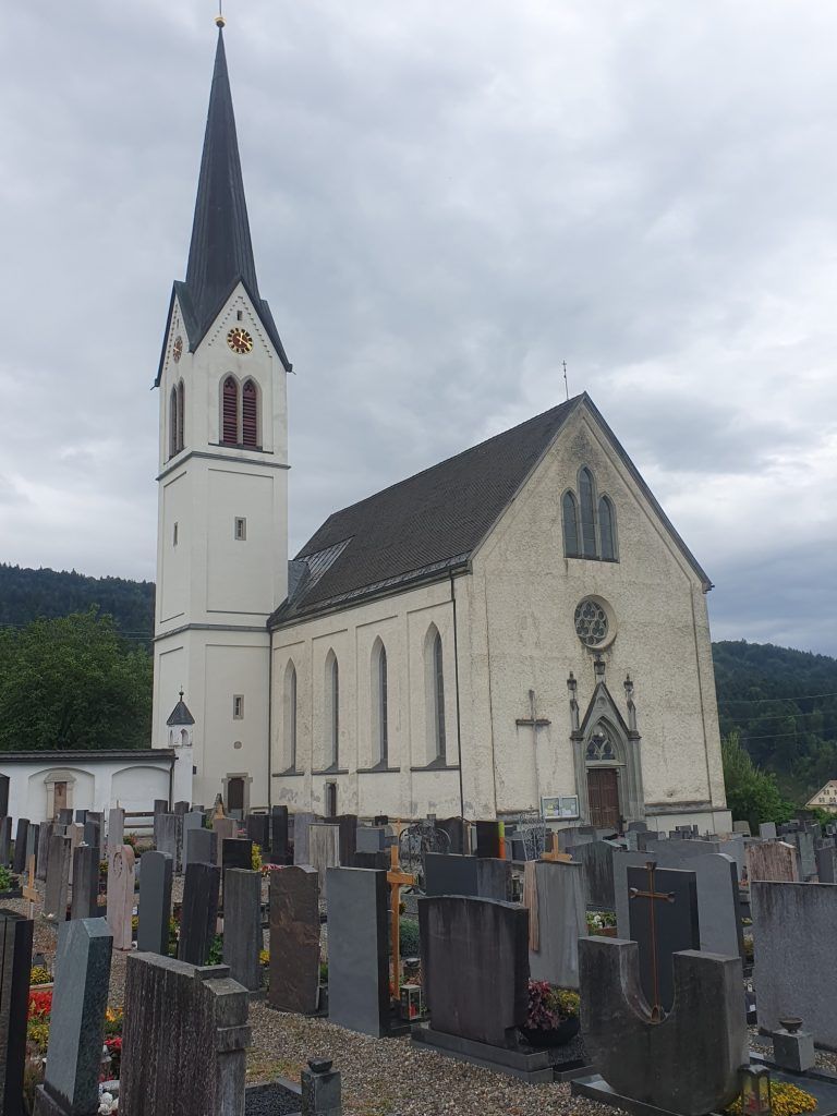 Die Pfarrkirche St. Josef in Kennelbach ist ein wahrer Schatz der Gemeinde. Ihr beeindruckendes Äußeres, die kunstvollen Details und die spirituelle Bedeutung machen sie zu einem Ort, der sowohl Gläubige als auch kulturinteressierte Besucher begeistert. <span class="copyright">MEC</span>
