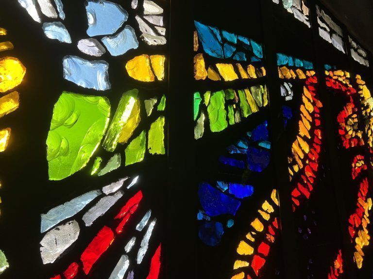 Die Glassteine wurden mit dem Hammer behauen, sodass die muschelförmigen Abbruchstellen eine besondere Lichtbrechung erzeugen.