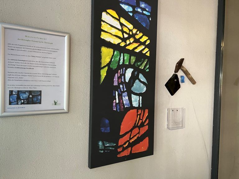 Eine Erklärtafel erläutert Besuchern die Besonderheit der Fenster.