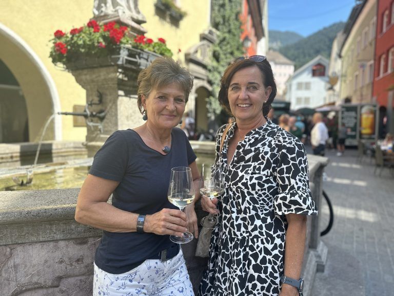 Birgit Werner und Adriane Vonbank trafen sich auf ein Gläschen Prosecco beim Nepomukbrunnen.
