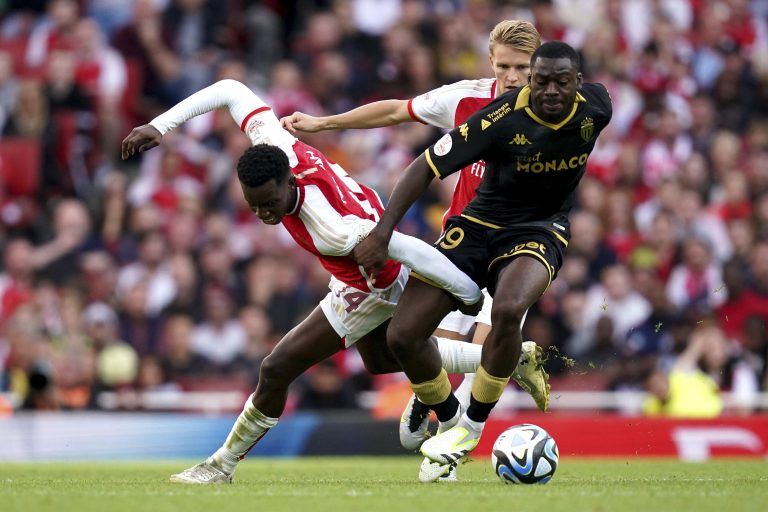 Die beiden Torschützen Youssouf Fofana (r.) und Eddie Nketiah im direkten Duell, dahinter Martin Odegaard. <span class="copyright">ap</span>