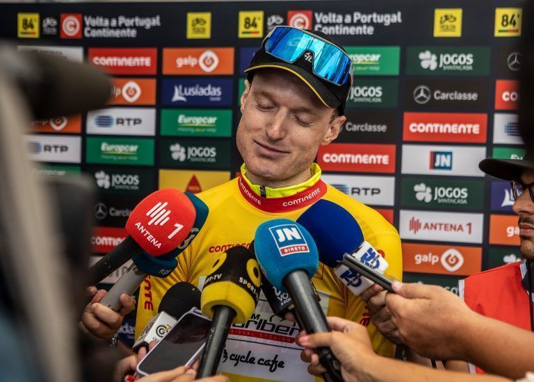 Ein überglücklicher Colin Stüssi mit den ersten Siegerinterviews.VN