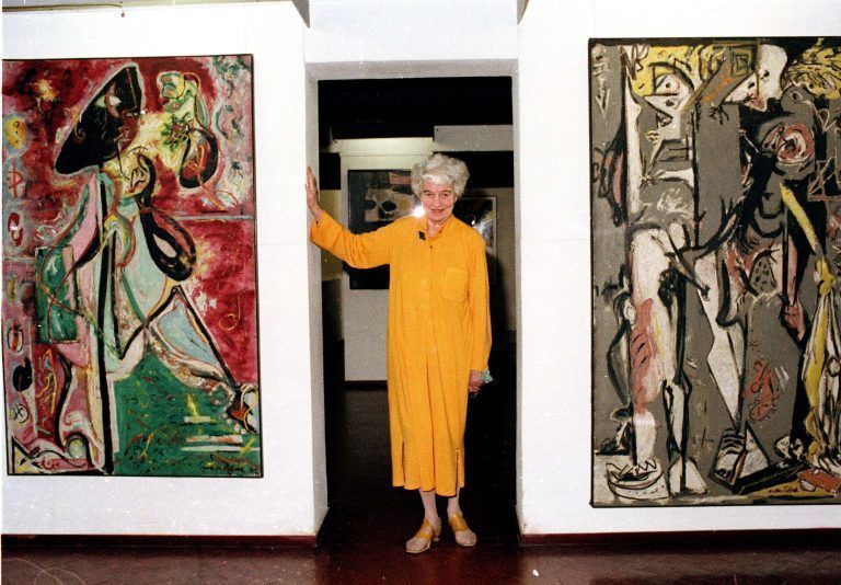 Peggy Guggenheim, hier zwischen zwei Bildern von Jackson Pollock, würde am Samstag ihren 125. Geburtstag feiern.<span class="copyright">AP Photo/Jerry T. Mosey, File</span>