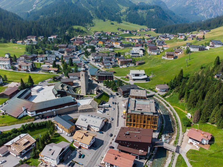 Auch beim neuen Gemeindezentrum in Lech ist Siemens-Technik verbaut. <span class="copyright">VN</span>