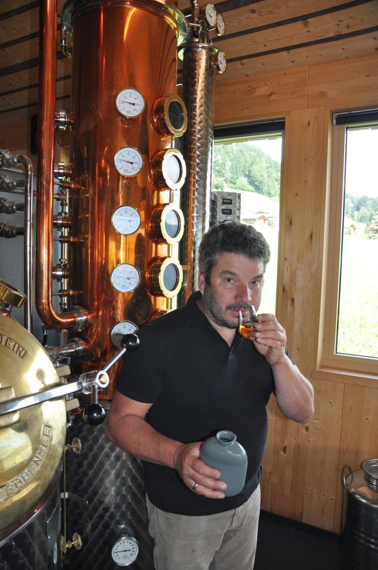 Spezielles Nosing-Glas und Verzicht auf Eis sind Teil des Genusses des vollendeten Whiskys.