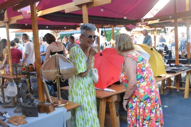 Der Nachtflohmarkt in Lustenau war bereits am späten Nachmittag sehr gut besucht.