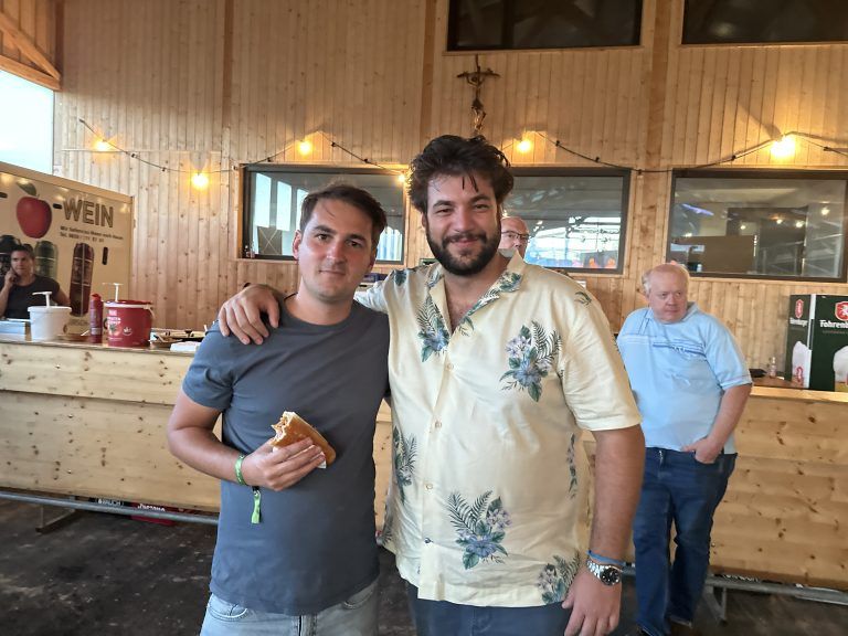 Daniel Huber und Cenk Dogan, Kulturstadtrat in Bludenz, lobten die perfekte Organisation von Rock am Bauernhof.