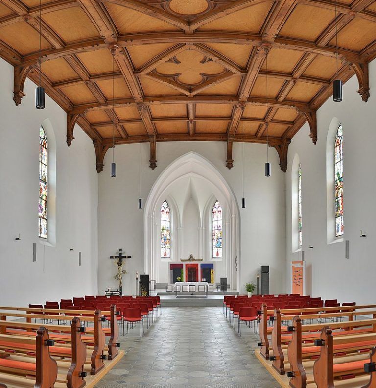 Die wunderschöne Holzfelderdecke ruht auf Konsolen, die Glasbilder an den Fenstern stammen aus den Jahren 1907 und 1908. <span class="copyright">rufre@lenz-nenning.at</span>