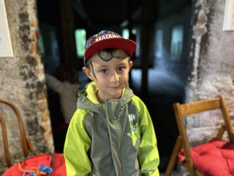 „Mir hat es sehr gut gefallen. Ganz besonders hat mir Timur gefallen. Das Zauberstück mit Feuer und Popcorn habe ich zuerst nicht verstanden, aber dann wusste ich, wie es geht.“ Diego, 5 Jahre, Nüziders.