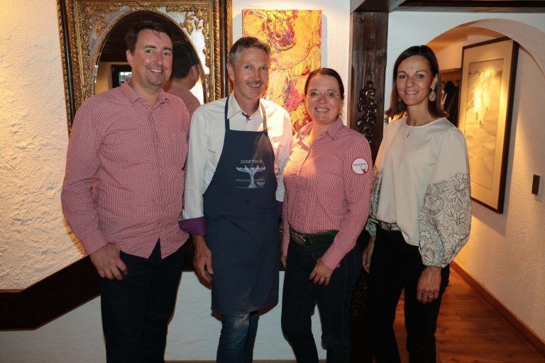 Gastkoch Marcus Helfesrieder, Gastgeber Martin Prodinger, Eva Helfesrieder und Ingrid Prodinger. AME