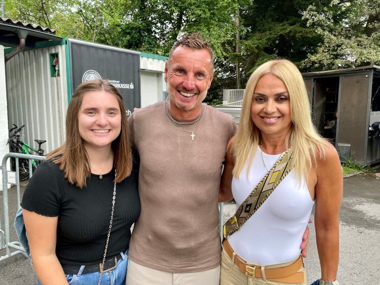 Austria-Cotrainer Martin Schneider mit Leonie (links) und Daniela.