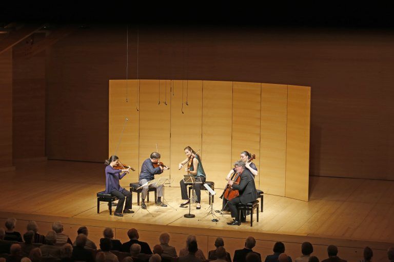 Es waren beste Voraussetzungen für einen spannungsreichen, intimen und dabei mitreißenden Kammermusiknachmittag. 
              
              Schubertiade