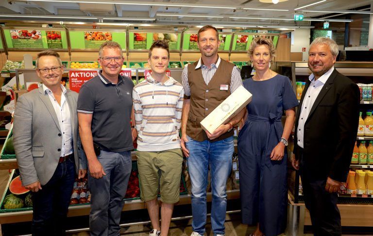 Gebietsleiter Stefan Nachbaur, Spar-Kaufmann Jürgen Albrecht, Michael Tscholl, Spar-Kaufmann Peter Tscholl, Spar Vorarlberg Geschäftsführerin Carina Pollhammer sowie Vertriebsleiter Thomas Schwärzler. <span class="copyright">SPAR</span>