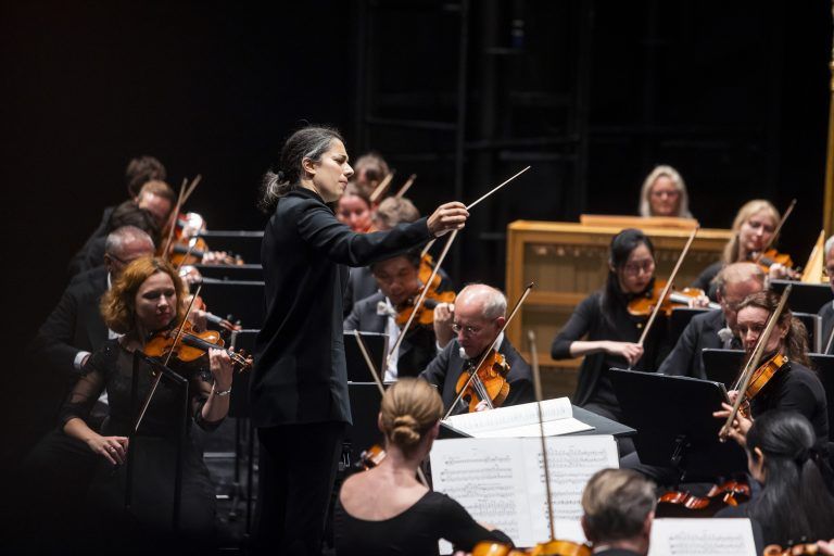 Die französische Dirigentin Marie Jacquot avancierte zur ungekrönten Königin am Pult der diesjährigen Orchesterkonzerte. <span class="copyright">Bregenzer Festspiele/ Lisa Mathis</span>