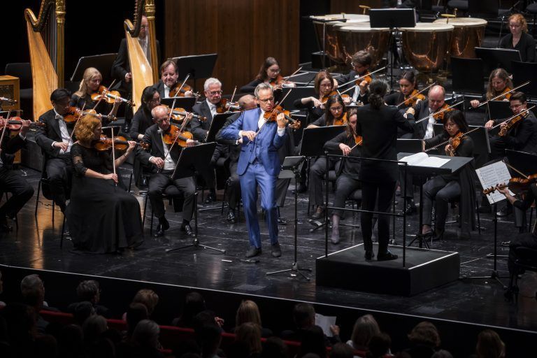 Der Violinsolist Benjamin Schmid, dem man noch lange hätte zuhören wollen. <span class="copyright">Bregenzer Festspiele/ Lisa Mathis</span>