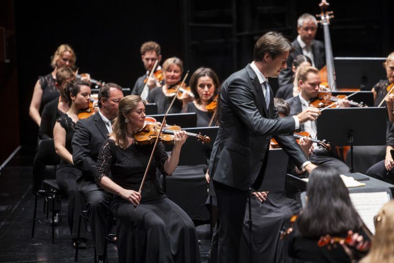 Das Symphonieorchester Vorarlberg unter seinem Chefdirigenten Leo McFall. <span class="copyright">Bregenzer Festspiele / Lisa Mathis</span>