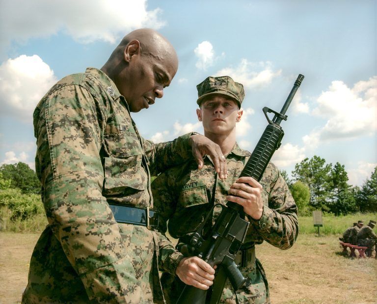 Bokeem Woodbine und McCaul Lombardi in „The Inspection“. <span class="copyright">Josiah Rundles/A24 Films via AP</span>