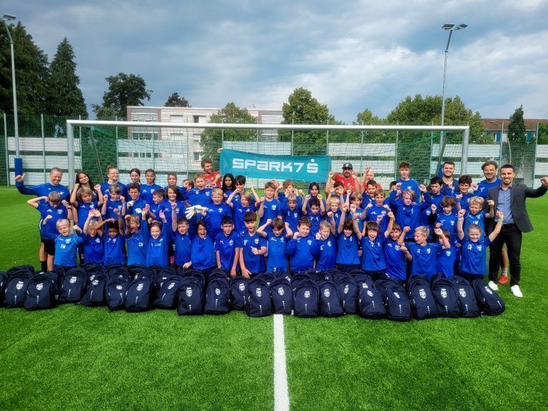 Rund 60 Buben und Mädchen von sieben bis 13 Jahren waren beim großen „SPARK7 Fußball Nachwuchs Camp“ des SV typico Lochau im Stadion Hoferfeld in diesem Jahr aktiv mit dabei. <span class="copyright">Alle Bilder:  BMS</span>